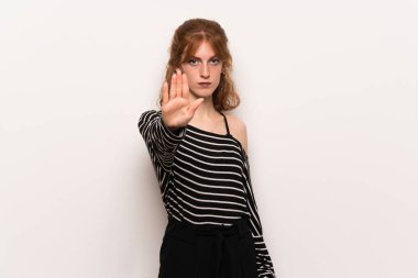 Beyaz duvar yanlış düşünüyor bir durum inkar durdurmak jest yapma genç Kızıl saçlı kadın