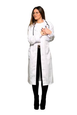 Genç doktor kadının kalbinden ağrınız tam vücut