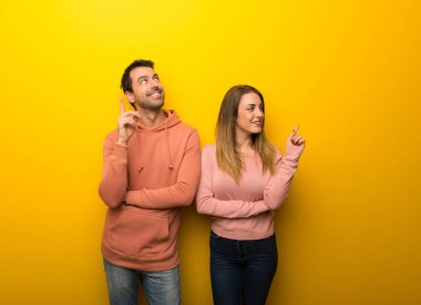 Harika bir fikir üzerine gelip ararken Sarı zemin üzerine iki kişilik grup