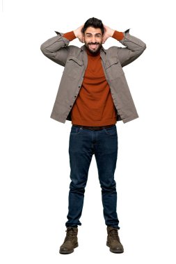 Sakallı yakışıklı adamın tam uzunlukta ateş etti ellerini kafasına çünkü izole beyaz arka plan üzerinde migren vardır