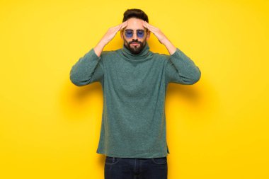 Yakışıklı adam mutsuz ve bir şey ile sinirli güneş gözlüklü