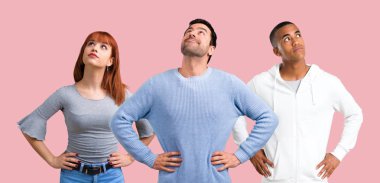 Grup üç arkadaş stand ve ararken