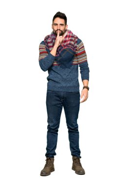 Hippi adamın parmağını ağzına izole beyaz zemin üzerine koyarak sessizlik jest belirtisi gösteren tam uzunlukta atış