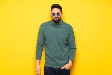 Üzgün ve depresyonda ifade ile gözlüklü yakışıklı adam