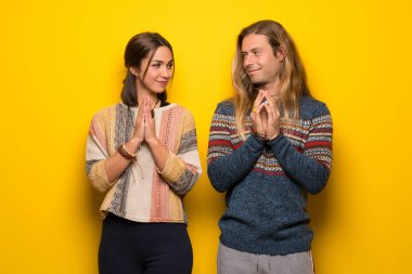 Hippi çift sarı arka plan bir şey entrikacı üzerinde