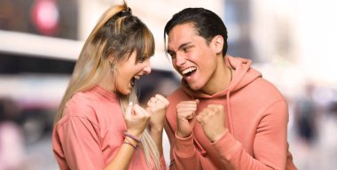 Genç çift şehirde kazanan pozisyonda bir zafer kutluyor