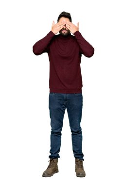 Gözleri eller tarafından kapsayan gözlüklü yakışıklı adam tam uzunlukta bir kadeh. Ne ileri izole beyaz arka plan üzerinde olduğunu görmek için sürpriz