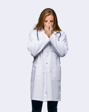 Doktor adam çok izole arka plan dudaklarından kapsayan süre gülümseyen