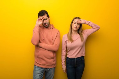 Yorgun ve hasta ifade Sarı zemin üzerine iki kişilik grup