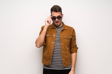 Beyaz duvar gözlüklü ve sürpriz yakışıklı adam