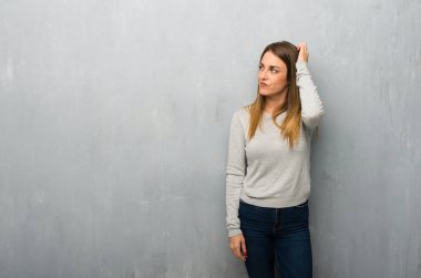 Dokulu duvar kafa çizilmemesi süre şüpheleri genç kadın