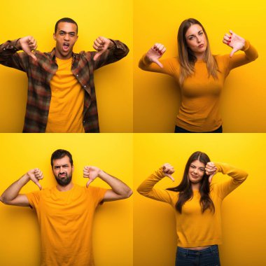 Başparmak aşağı her iki el ile gösterilen kişi