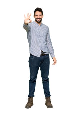 Zarif adamın gömleği mutlu ve sayım üç parmaklı izole beyaz zemin üzerine tam uzunlukta atış