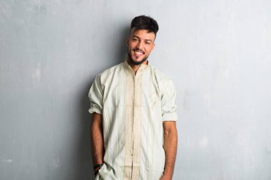 Tipik Arap kıyafetleri giyen Arap genç adam.