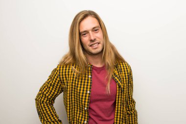 Sarışın adam uzun saçlı ve kalça, silah ile poz ve gülümseyen kareli gömlek ile