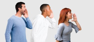 Grup üç arkadaşıyla birlikte geniş açık ağız ile bağırarak