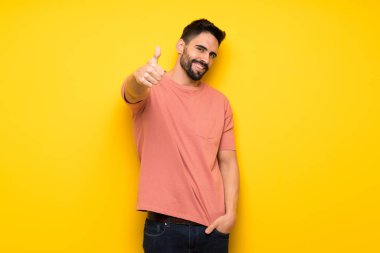 Çünkü iyi bir şey oldu bir başparmak yukarıya hareket veren sarı duvarın üzerinden yakışıklı adam