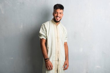 Tipik Arap kıyafetleri giyen Arap genç adam.