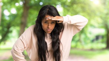 Bir şey açık havada bakmak için çok uzaklara el ile genç afro Amerikan kadın arıyor