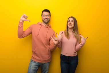 Grup kibirli ve kendini beğenmiş Sarı zemin üzerine iki insan kendini kavram seviyorum