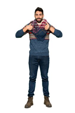 Bir hippi adam izole beyaz zemin üzerine sürpriz yüz ifadesi ile tam uzunlukta atış