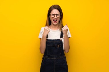 Sarı duvar tarafından kötü bir durum hayal kırıklığına uğramış kadın