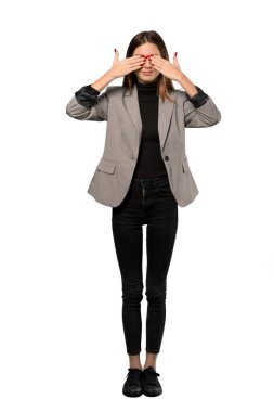 Gözleri eller tarafından kapsayan bir iş kadını tam uzunlukta bir kadeh. Ne ileri izole beyaz arka plan üzerinde olduğunu görmek için sürpriz