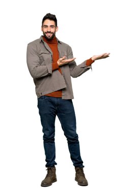 Tam uzunlukta sakal genişletme ile yakışıklı adam resmini izole beyaz zemin üzerine gelmek için davet için yan eller