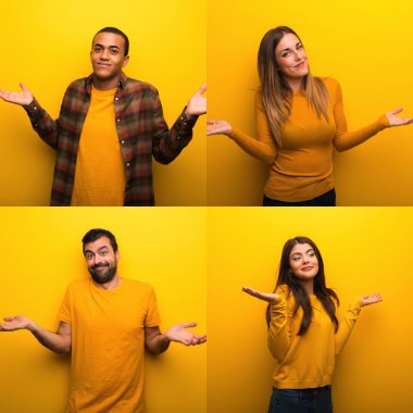 Kişi omuz kaldırma sırasında önemli jest yapma