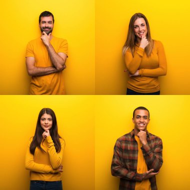 Gülümseyen ve öne doğru emin yüz ile seyir kişi