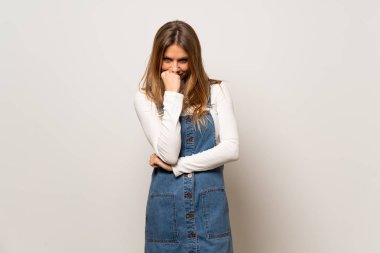 Şüpheleri izole beyaz duvar güzel kadın