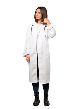 Telefon jest yapma ve izole beyaz arka plan üzerinde şüphe bir genç doktor kadın tam uzunlukta bir kadeh