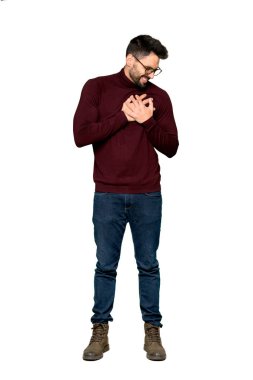 Gözlüklü izole beyaz zemin üzerine kalbinde bir acı çekiyor yakışıklı adam tam uzunlukta atış