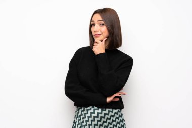 Beyaz duvar ararken bir fikir düşünce genç kadın