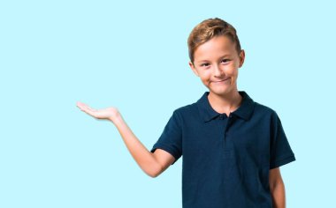 Küçük çocuk mavi zemin üzerine Palm'da boşaltmak hayali holding