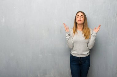 Dokulu duvar tarafından kötü bir durum hayal kırıklığına uğramış genç kadın