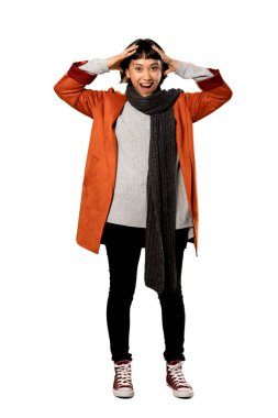 Kat sürpriz ve izole beyaz arka plan üzerinde şok yüz ifadesi ile bir kısa saç kadınla tam uzunlukta bir kadeh