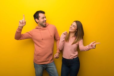 Bir grup Sarı zemin üzerine iki insan zevk müzik bir partide dans