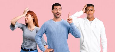 Grup üç arkadaş niyetinde çözüm fark eder.