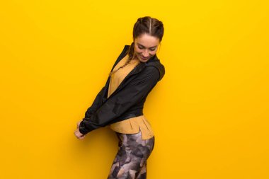 Spor kadın canlı Sarı zemin üzerine