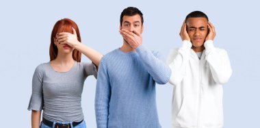 Ellerle ağız kapsayan üç arkadaş grubu