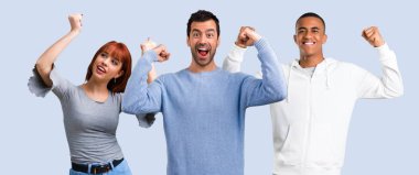 Grup üç arkadaşıyla birlikte bir zaferini kutluyor