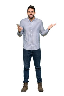 Sürpriz ve izole beyaz arka plan üzerinde bir ileti gönderme forması ile zarif adamın tam uzunlukta atış