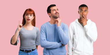 Grup üç arkadaşıyla birlikte ayakta ve bir fikir düşünüyorum