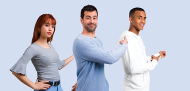 Grup üç arkadaşıyla birlikte geri işaret parmağı ile işaret