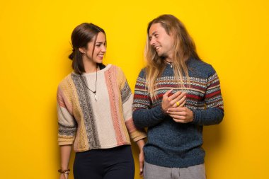 Hippi çift sarı arka plan gülümseyen üzerinde