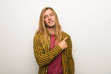 Ürün sunmak için sarışın adam uzun saçlı ve kareli gömlek tarafına işaret ile