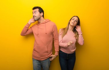 Grup için bir şey kulak el koyarak dinleme Sarı zemin üzerine iki insan