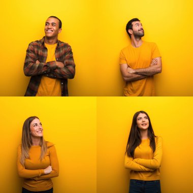 Bir grup insan gülümserken yukarı bakıyor.