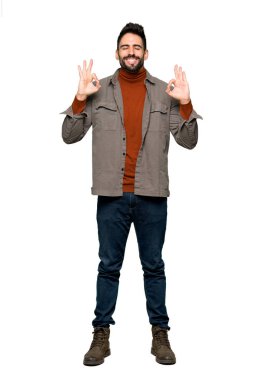 Zen sakallı yakışıklı adam tam uzunlukta atış izole beyaz arka plan üzerinde poz